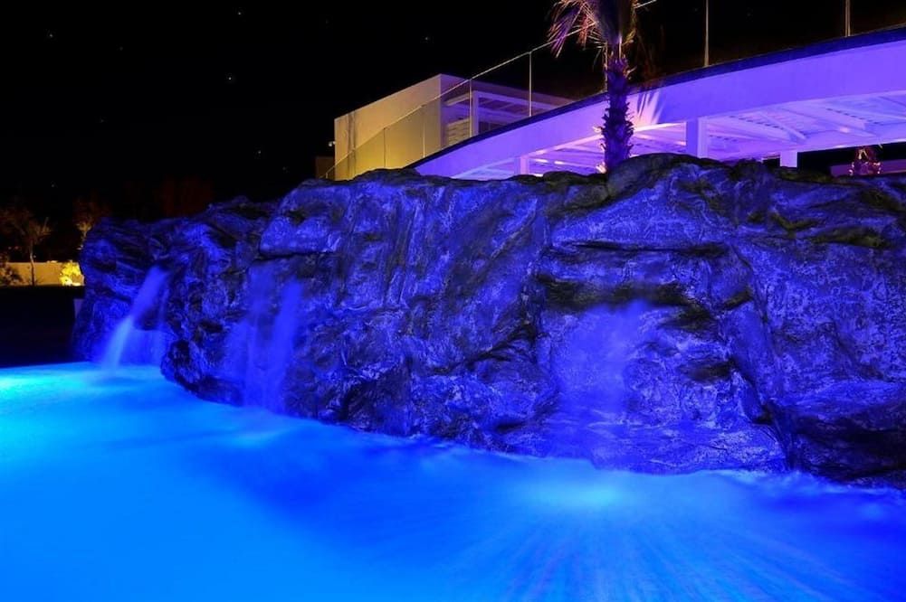 حوض السباحة