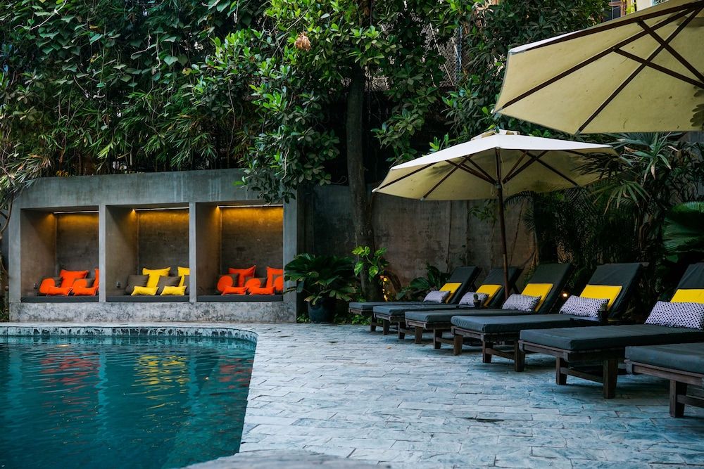 حوض السباحة