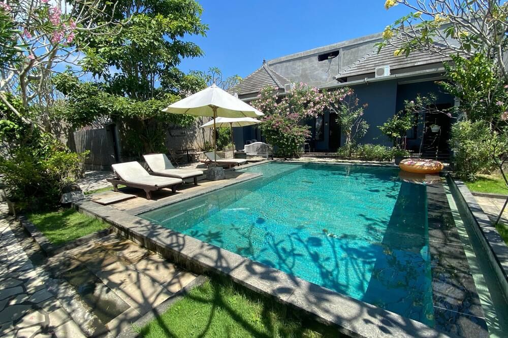 حوض السباحة