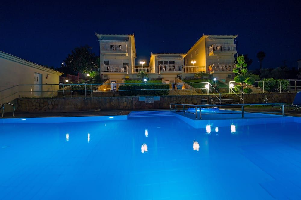 حوض السباحة