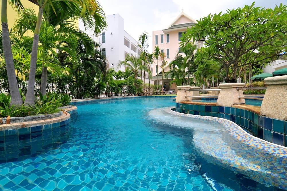 حوض السباحة