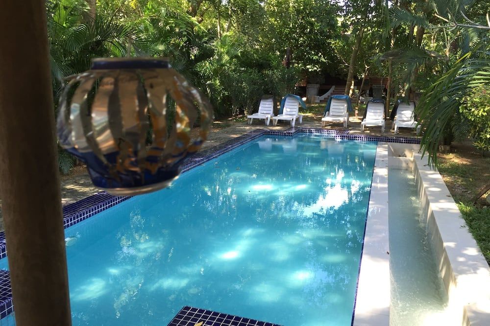 حوض السباحة