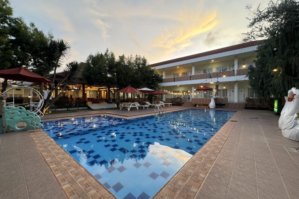 حوض السباحة