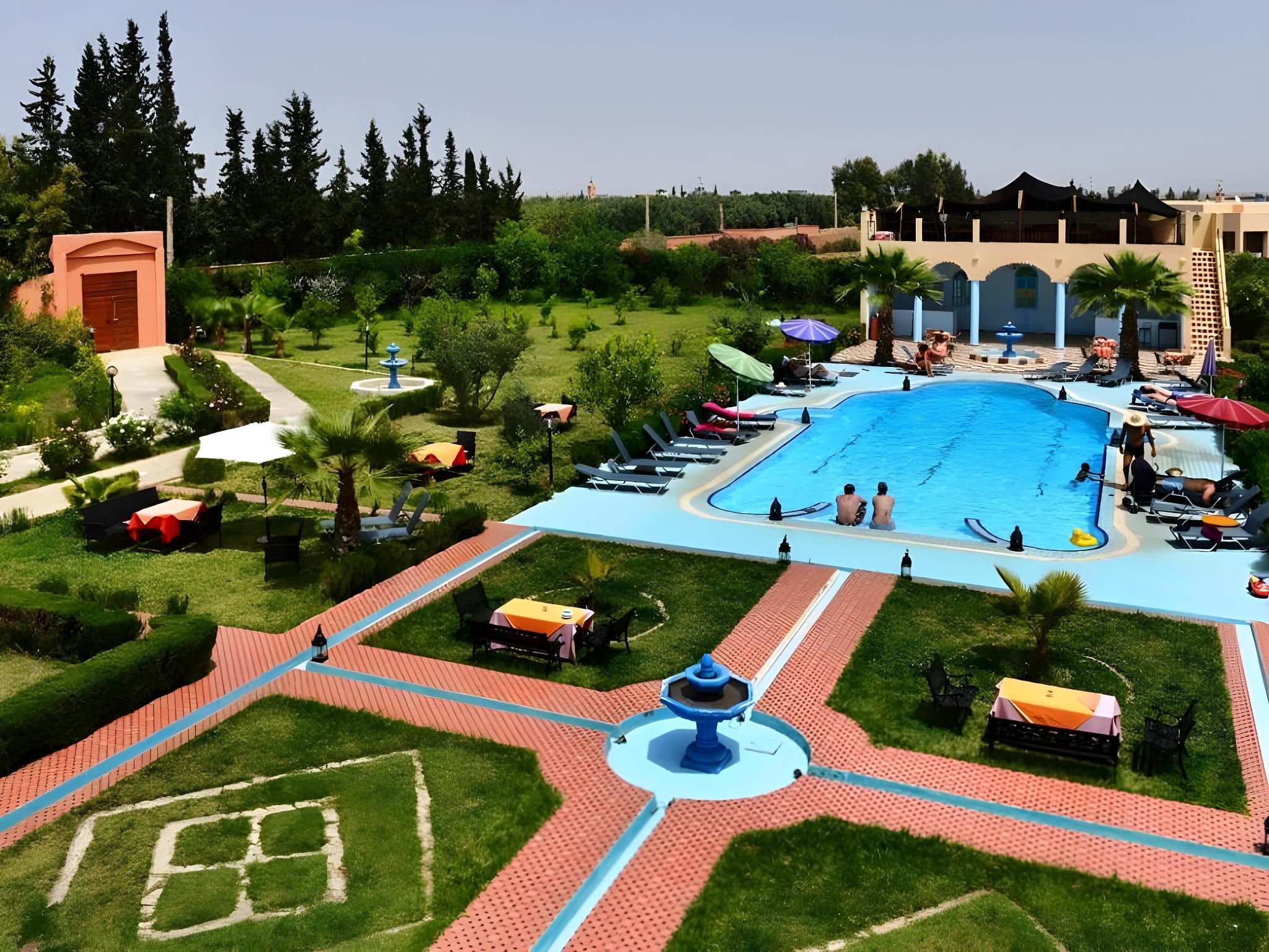 حوض السباحة