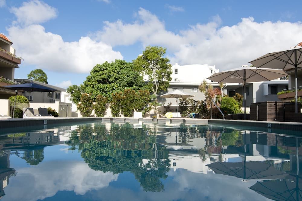 حوض السباحة