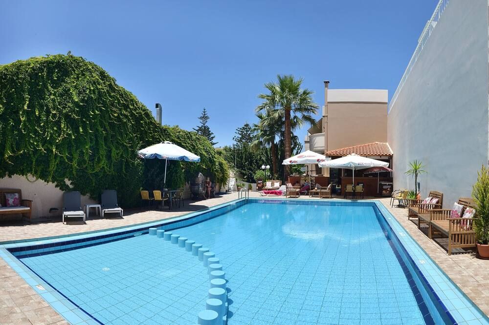 حوض السباحة