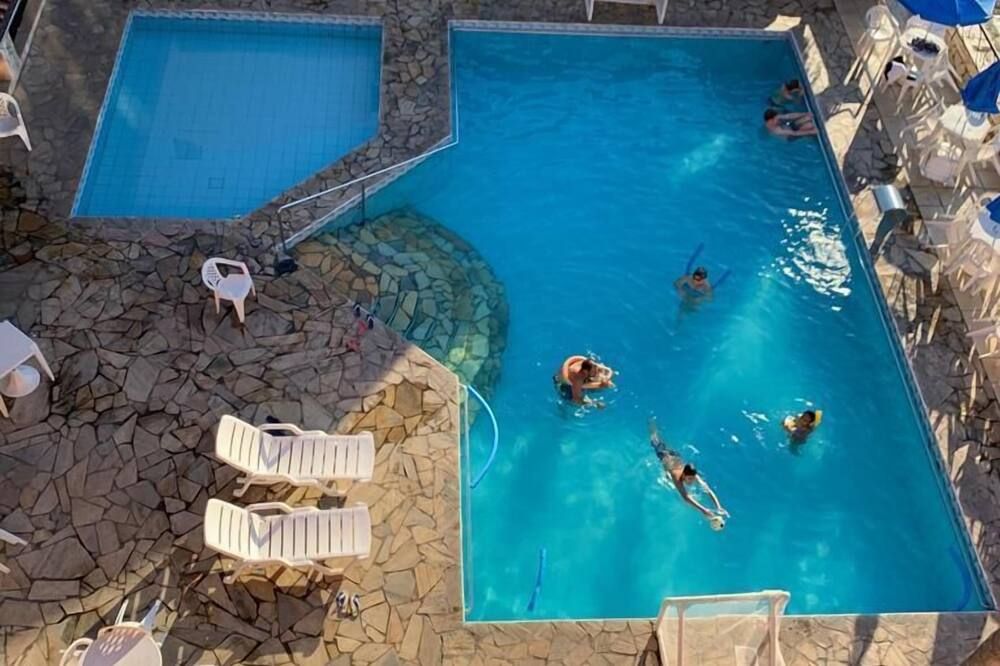 حوض السباحة