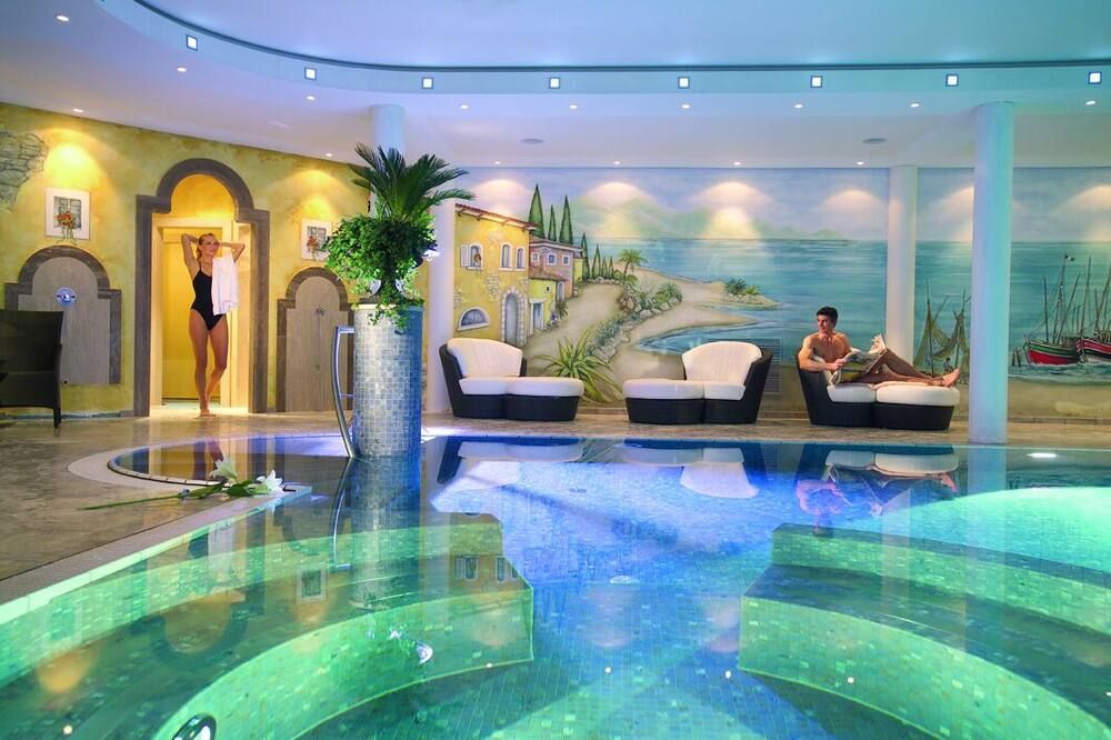 حوض السباحة