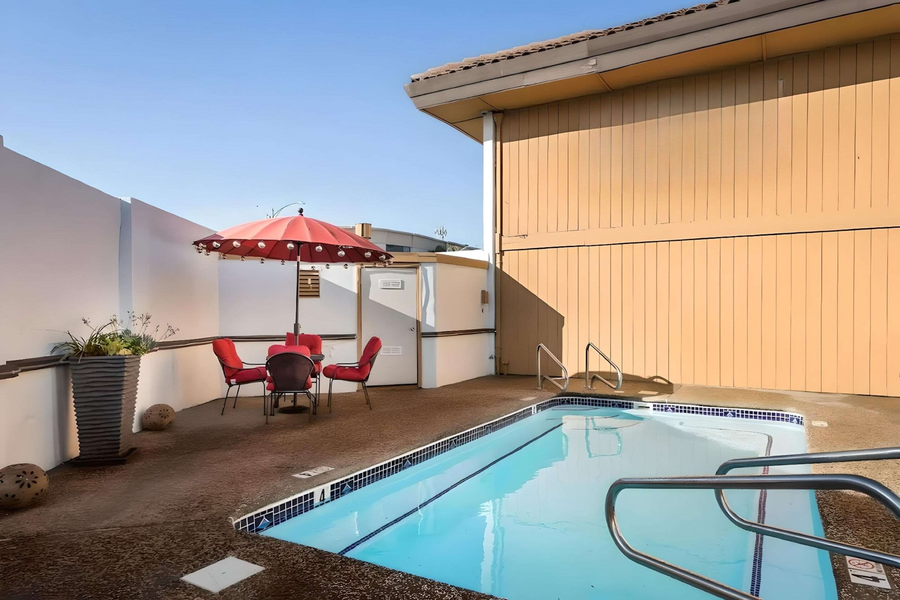 حوض السباحة