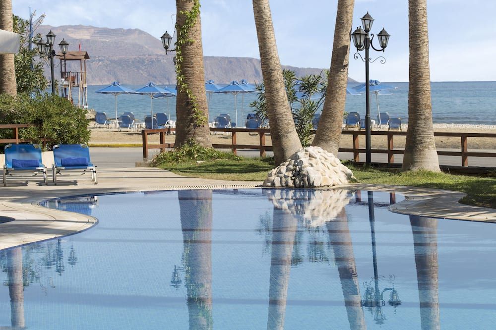 حوض السباحة