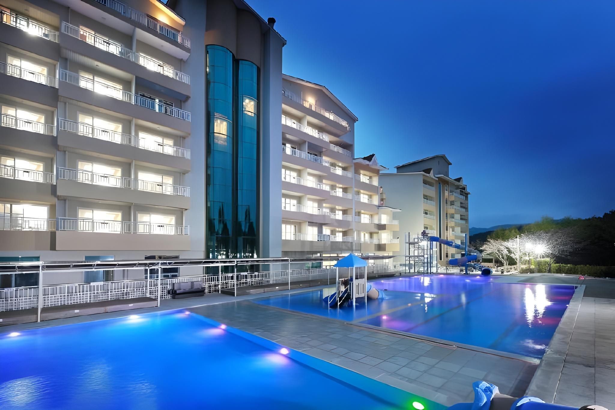 حوض السباحة