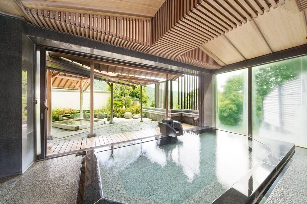 حوض السباحة