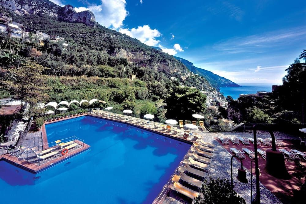 حوض السباحة