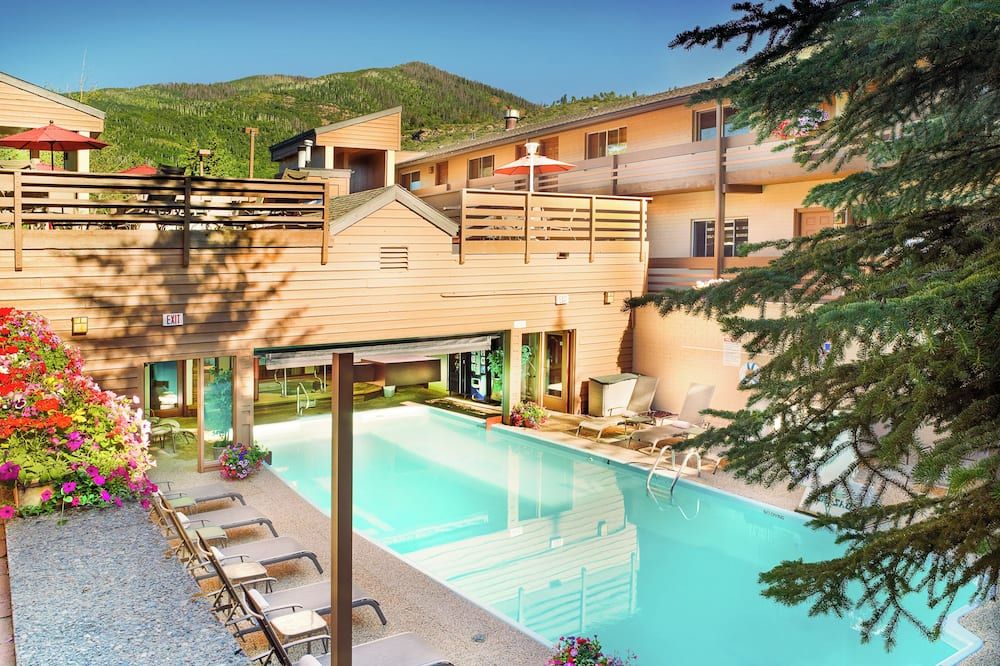 حوض السباحة