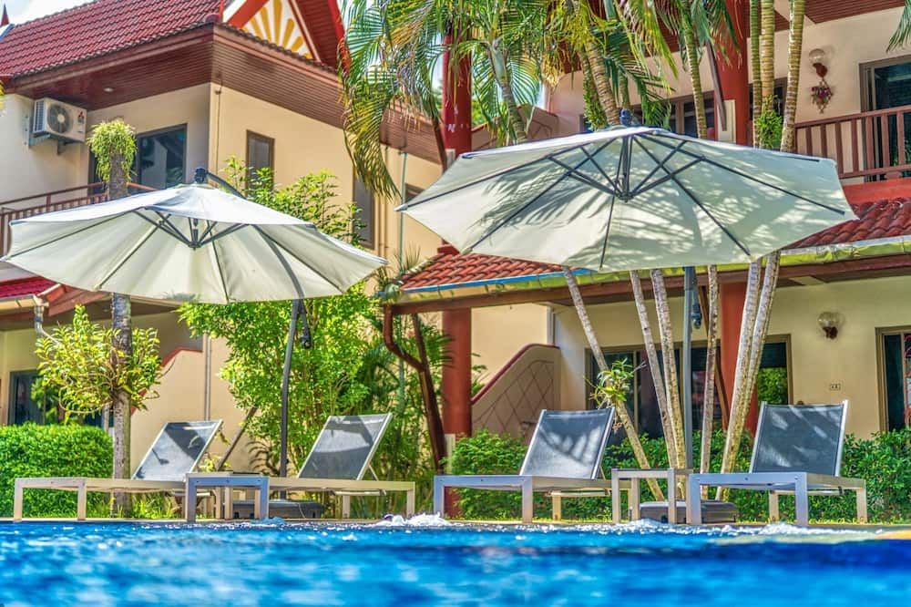 حوض السباحة