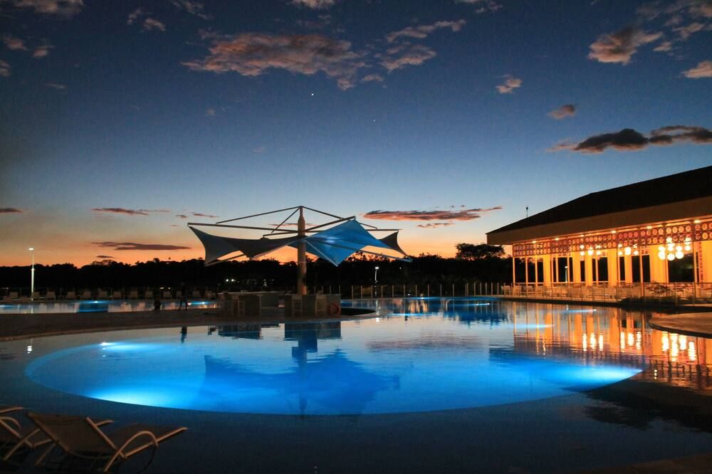 حوض السباحة