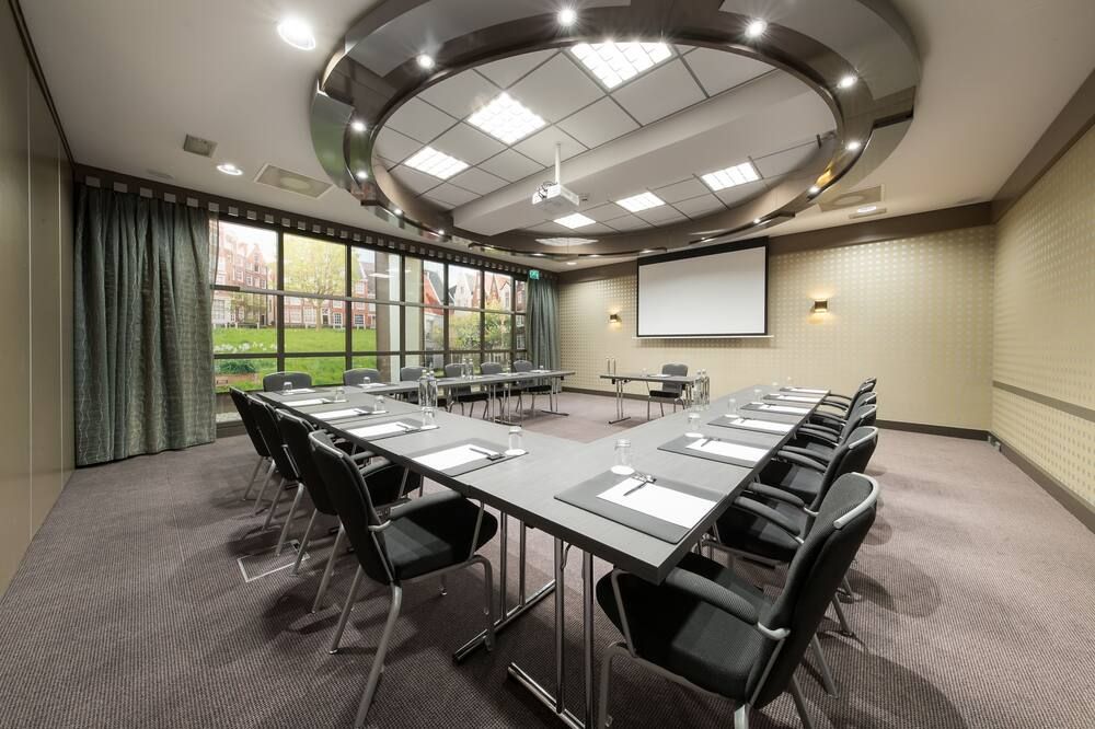 غرفة الاجتماعات