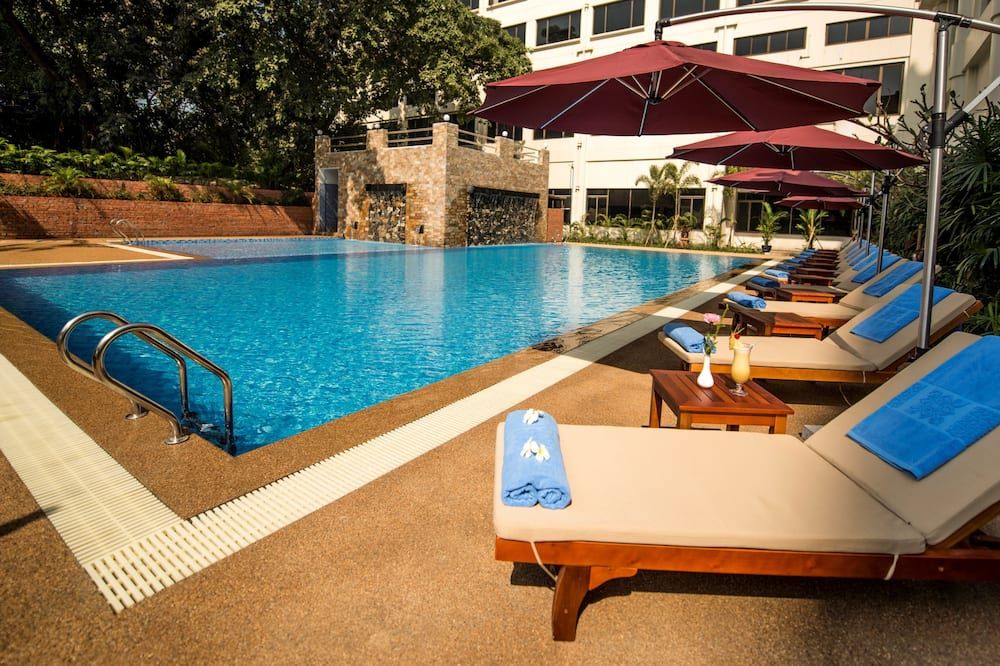 حوض السباحة