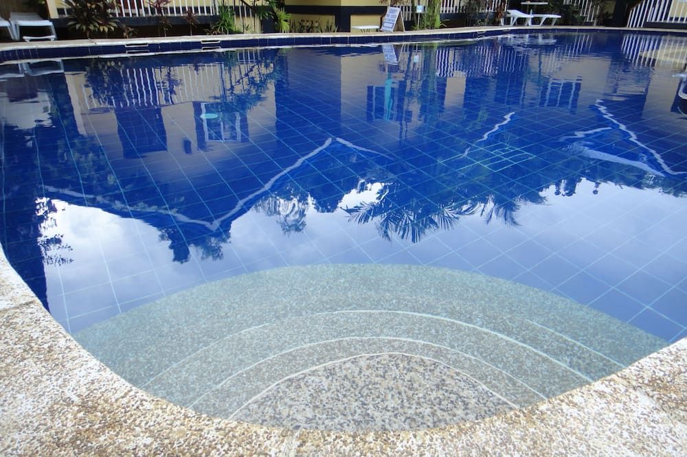 حوض السباحة