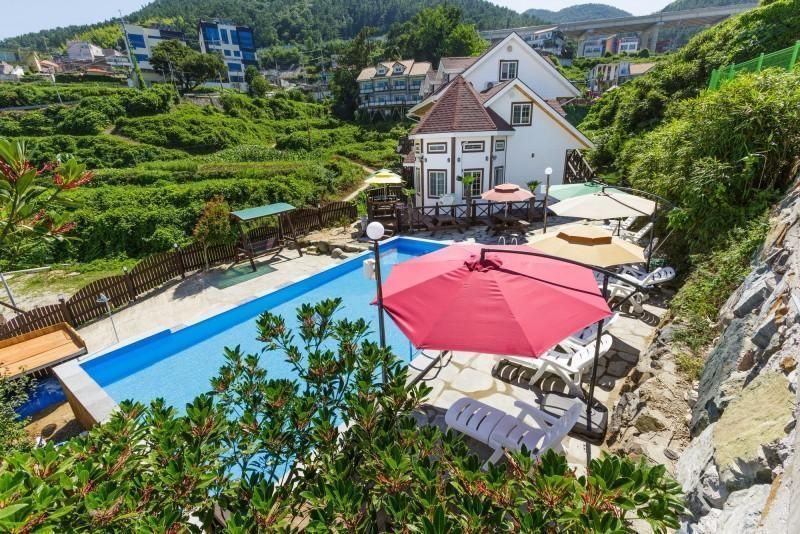 حوض السباحة