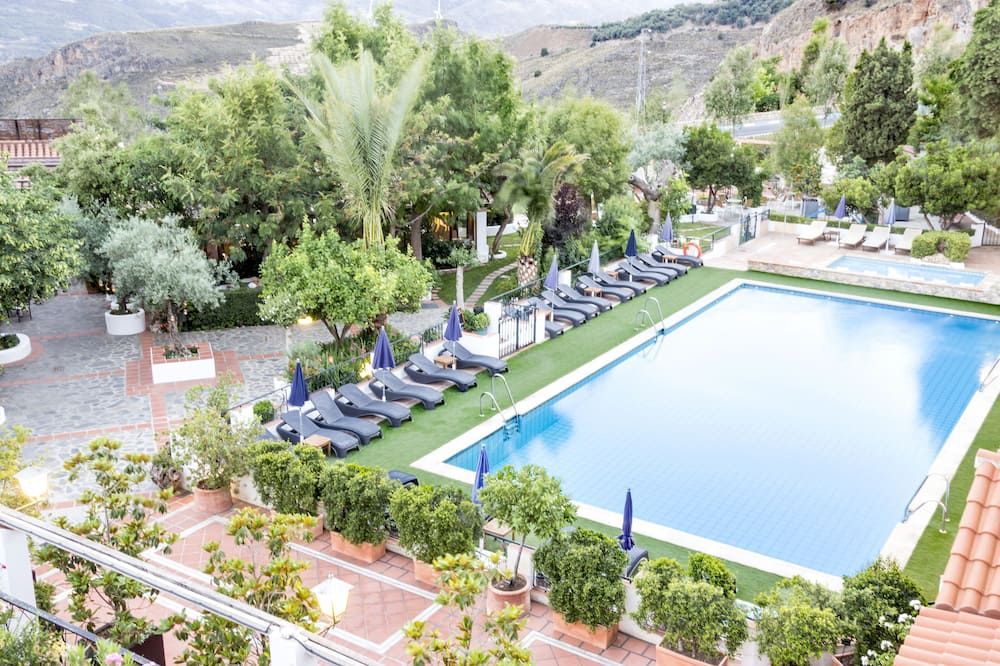 حوض السباحة