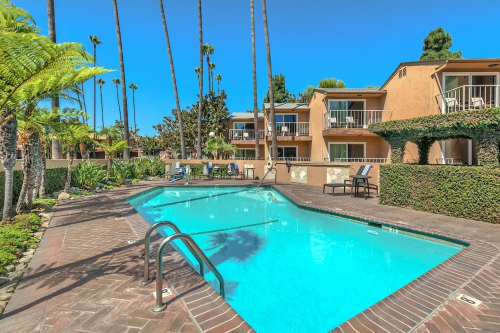 حوض السباحة صورة