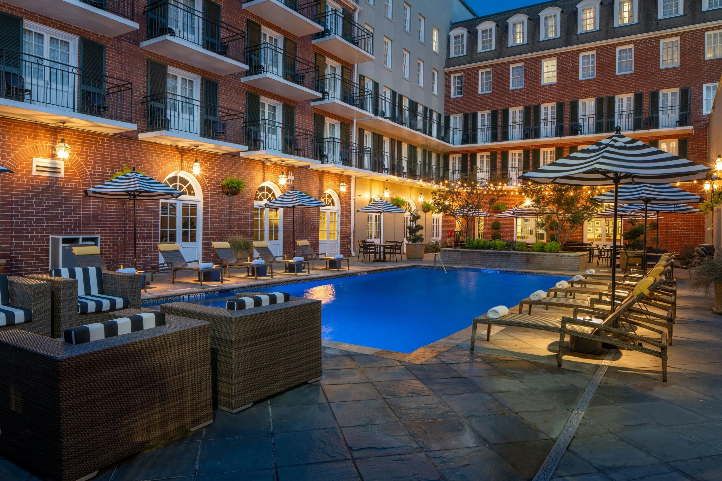 حوض السباحة