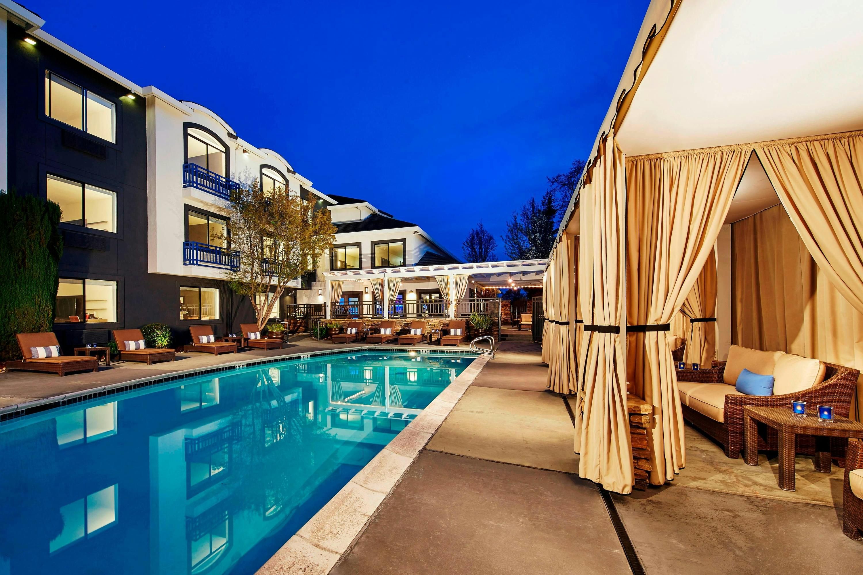 حوض السباحة صورة