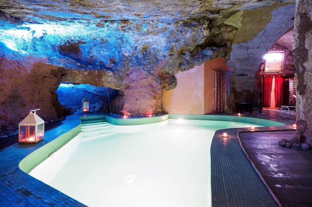 حوض السباحة