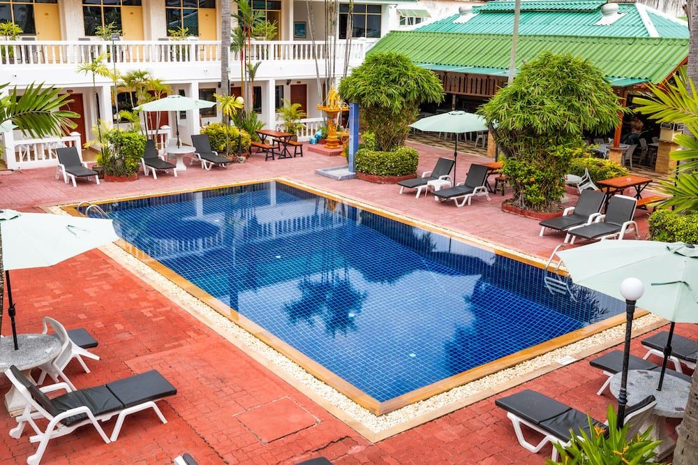 حوض السباحة