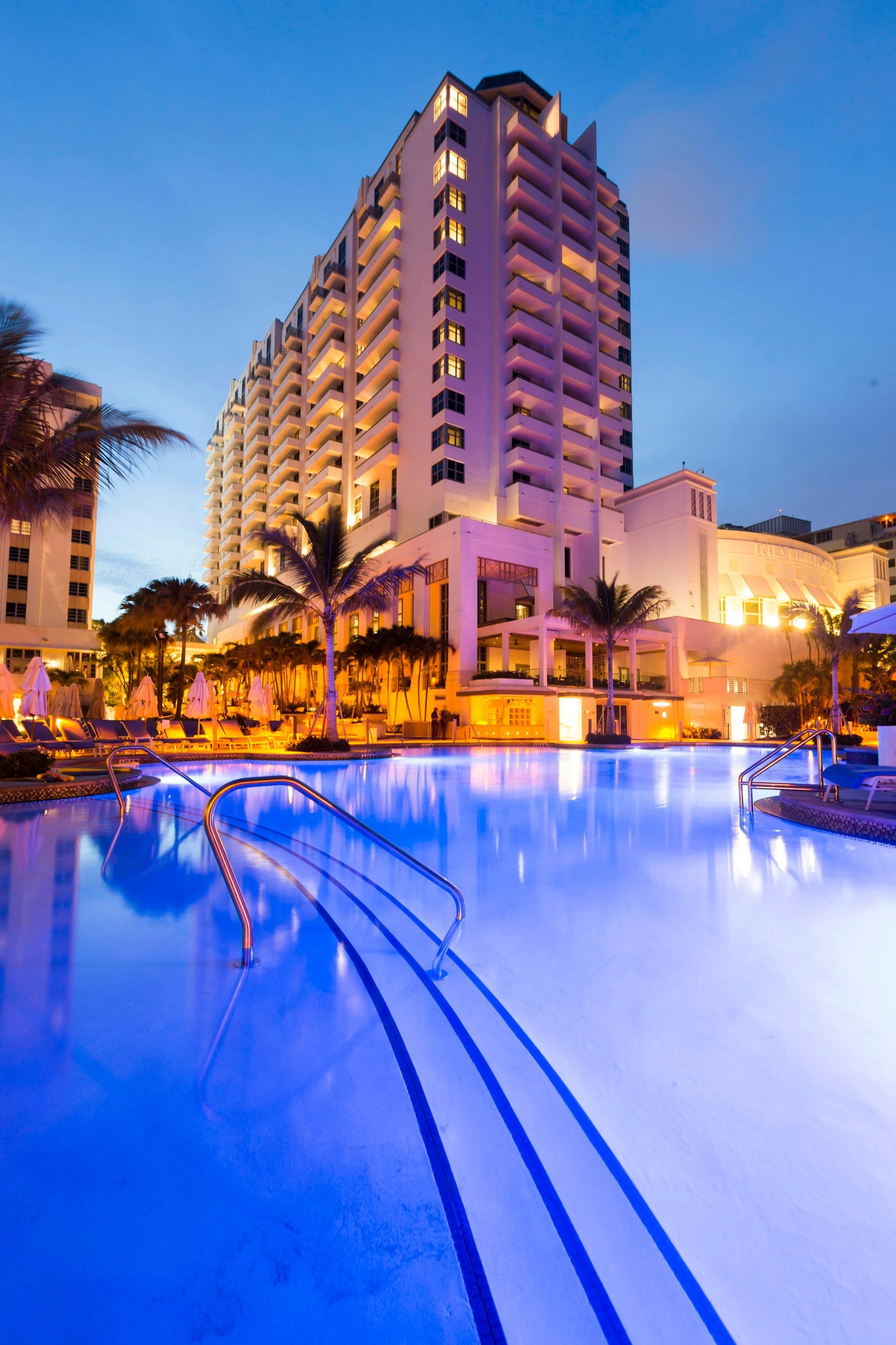 حوض السباحة