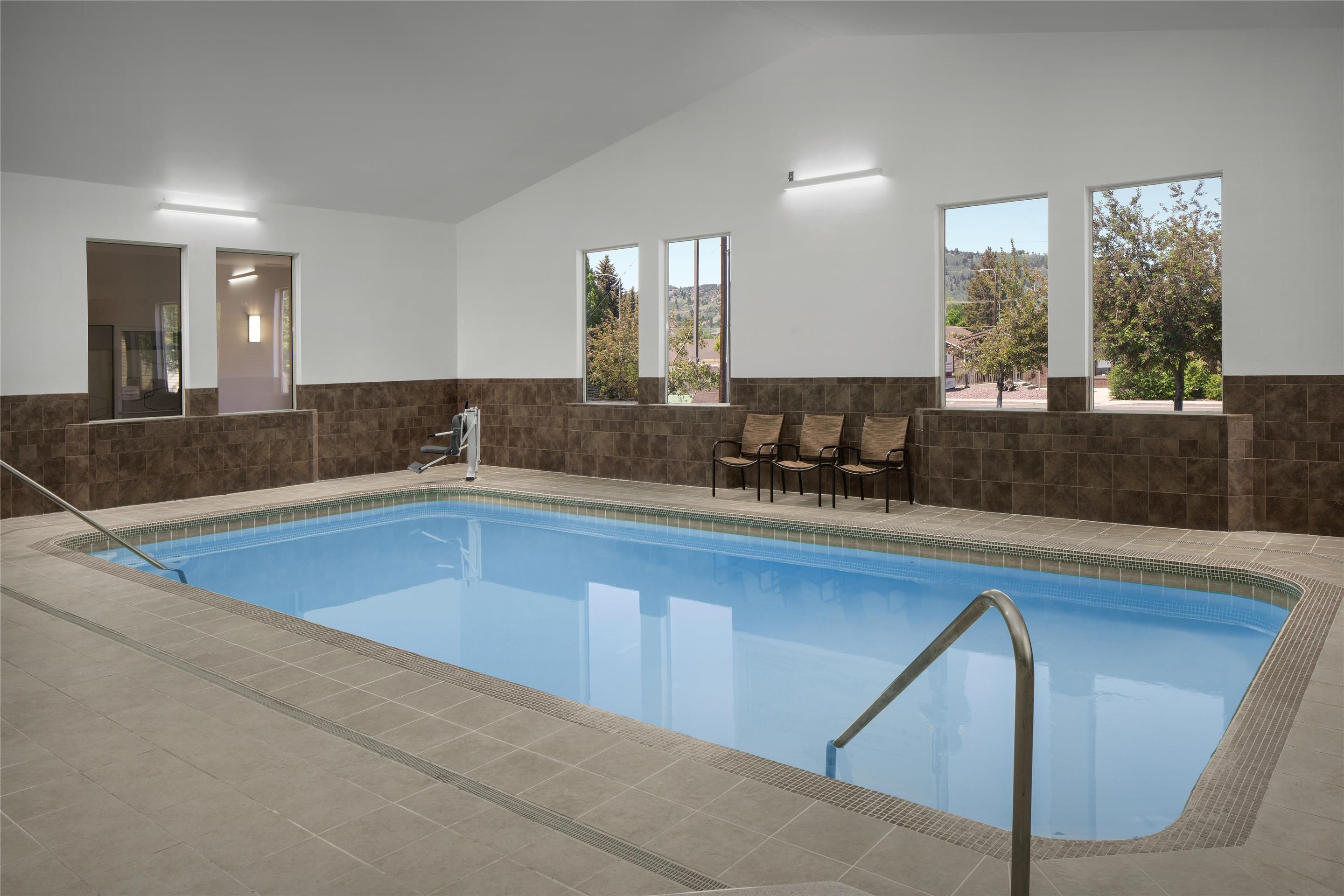 حوض السباحة