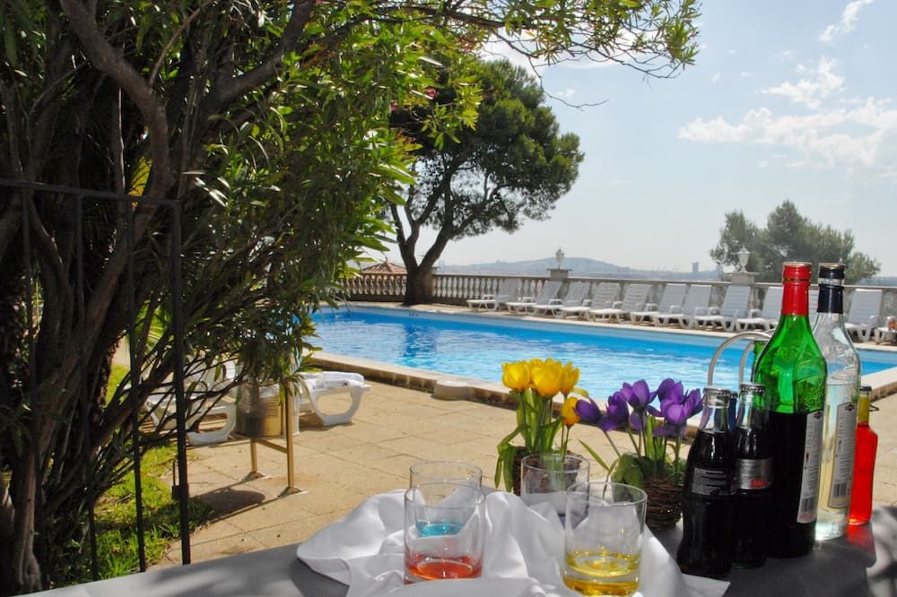 حوض السباحة