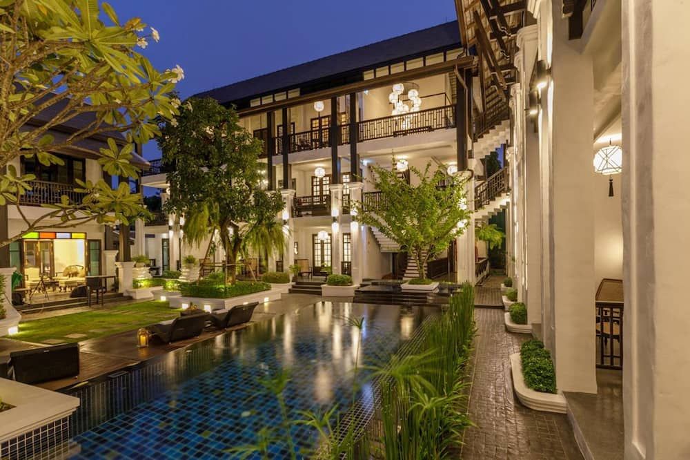 حوض السباحة