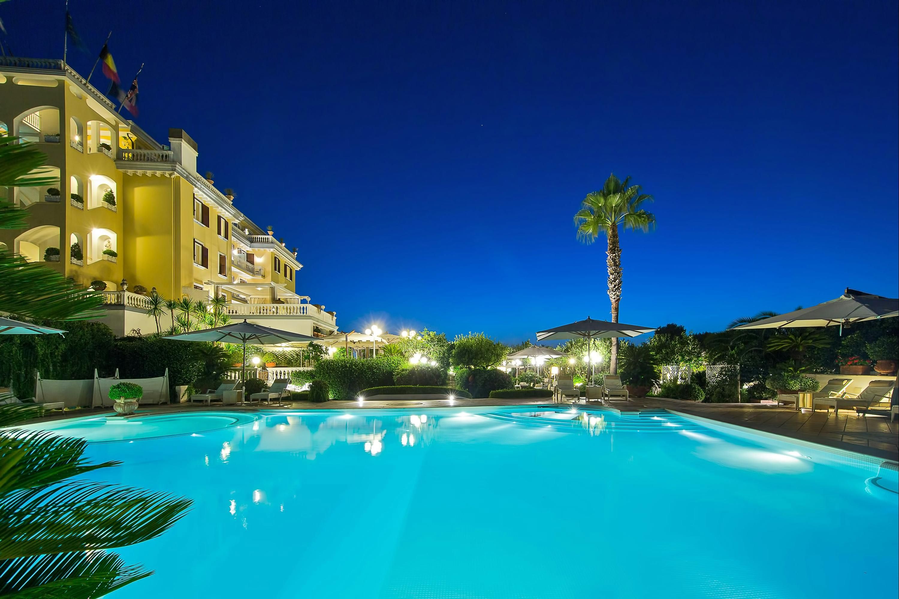 حوض السباحة