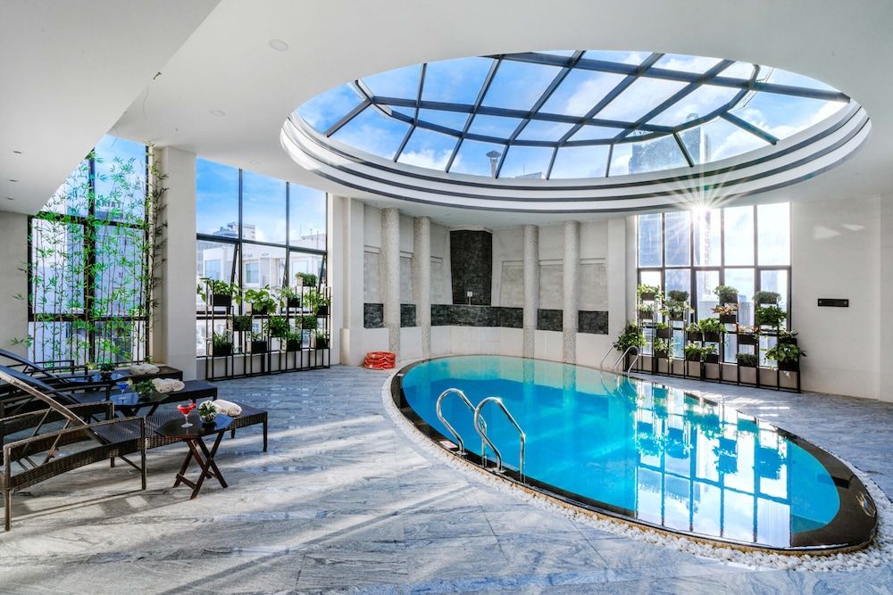 حوض السباحة