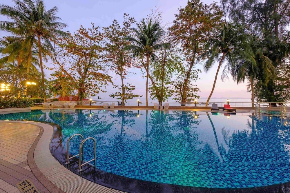 حوض السباحة