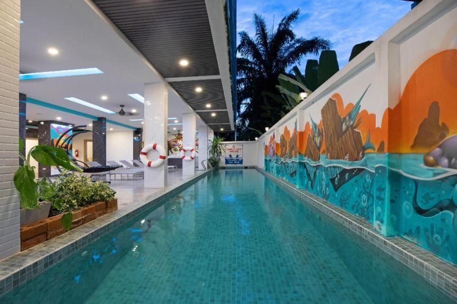 حوض السباحة