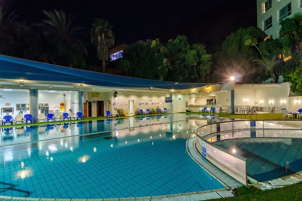 حوض السباحة