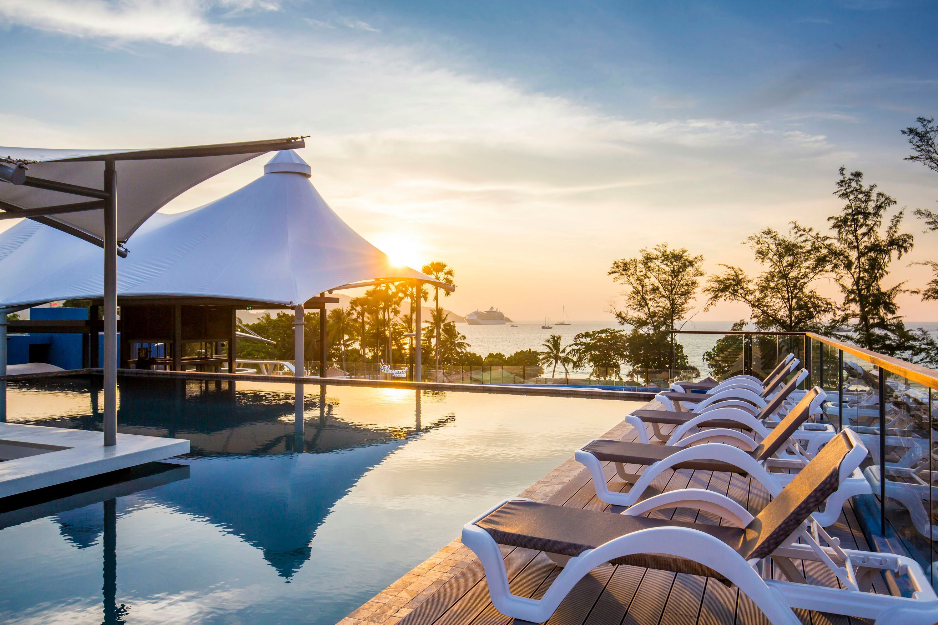 حوض السباحة