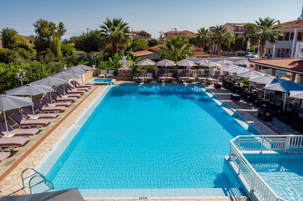 حوض السباحة