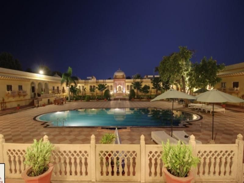 حوض السباحة