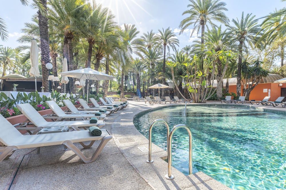 حوض السباحة