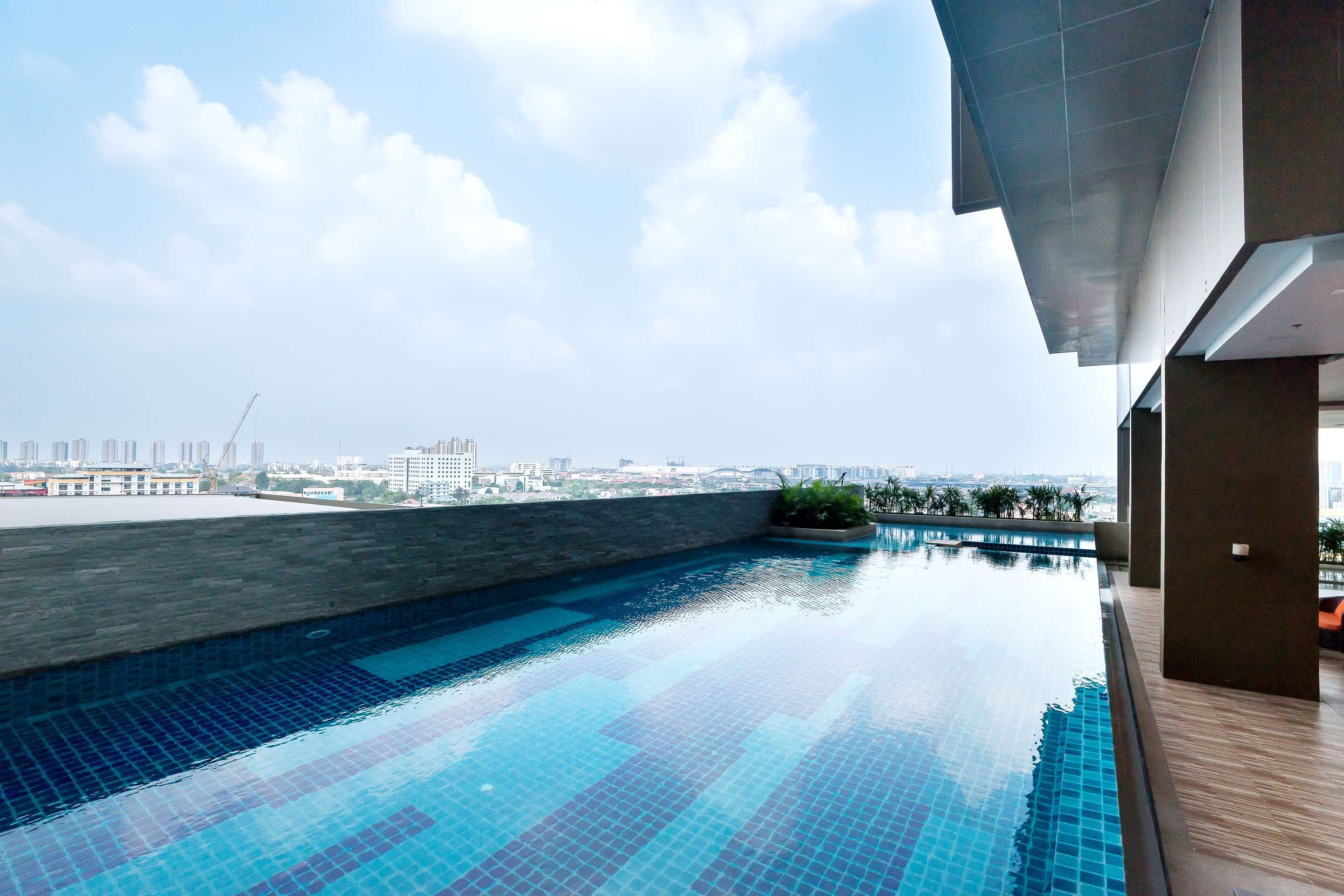 حوض السباحة