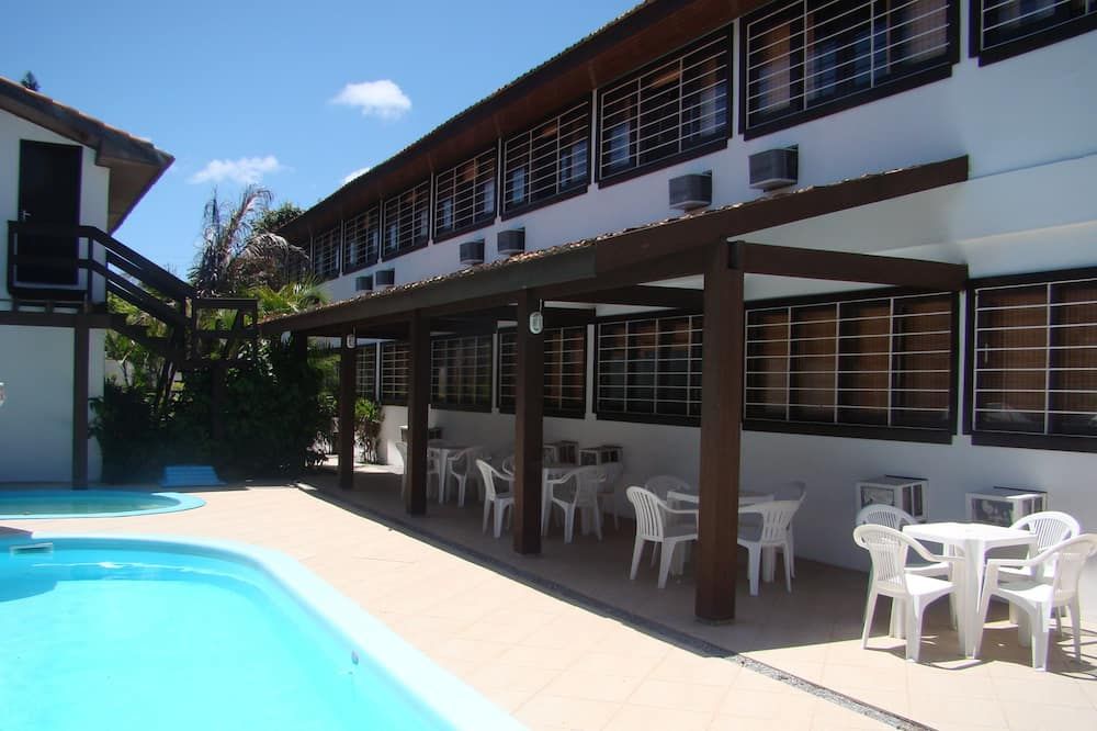 حوض السباحة