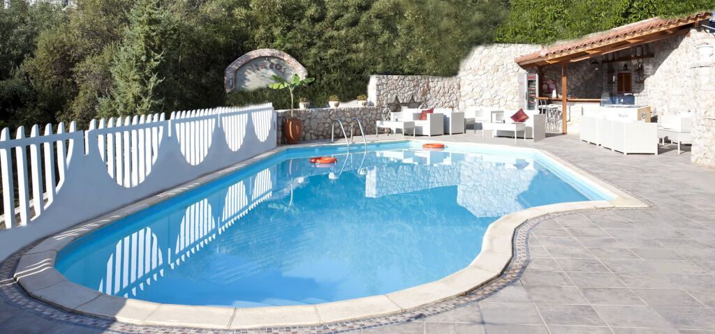 حوض السباحة