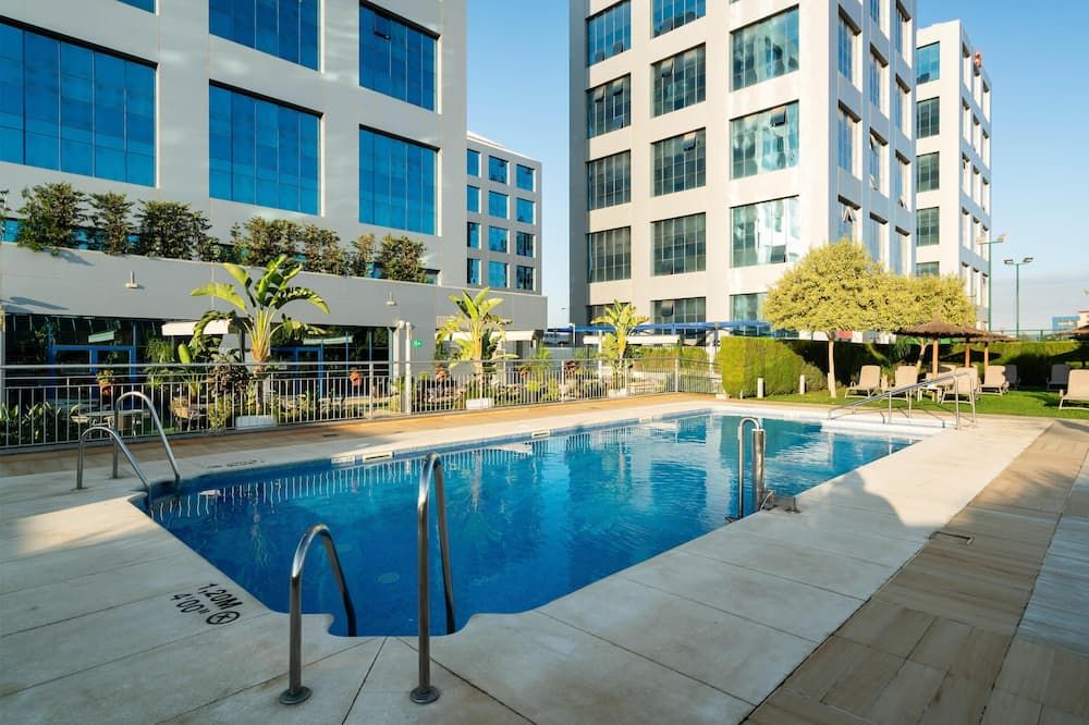 حوض السباحة