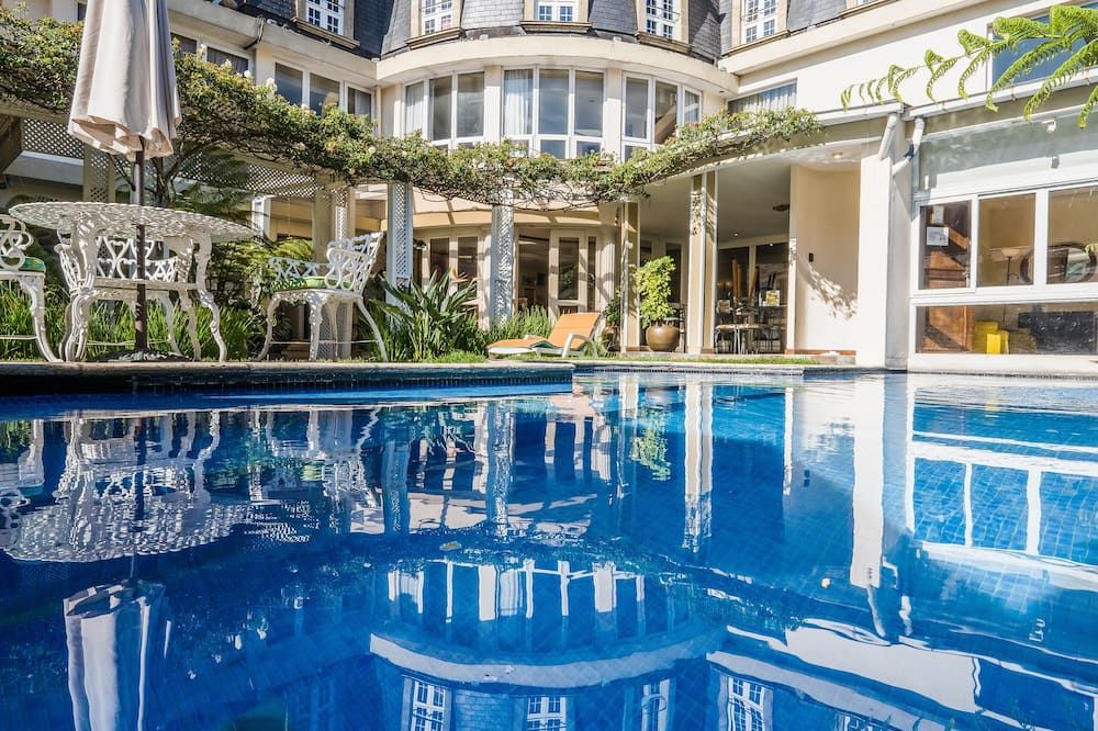 حوض السباحة