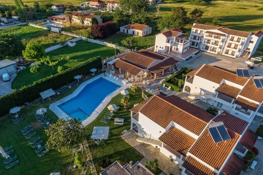 حوض السباحة