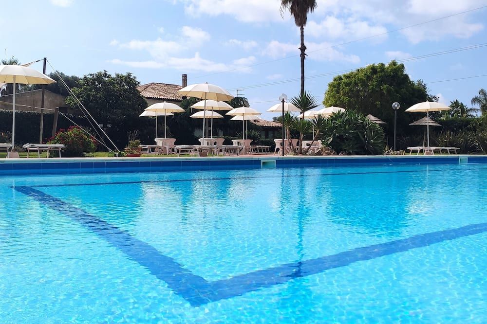 حوض السباحة